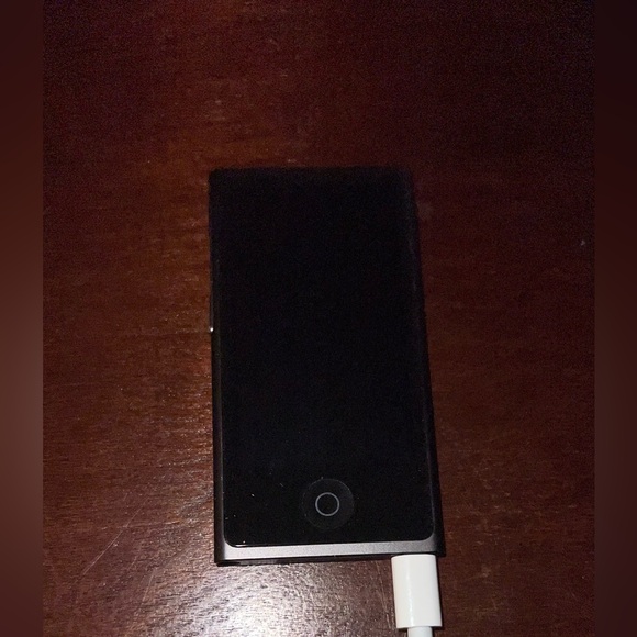 Apple iPod Nano 7th Generation. Pristine Condition! - Picture 2 of 16